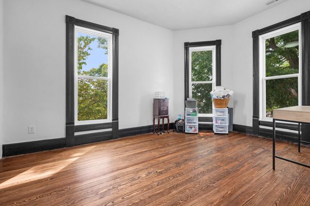 327 E Chestnut Street, Bolivar, MO 65613