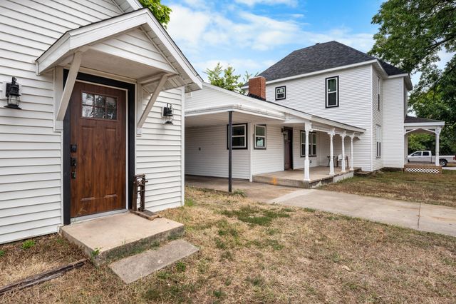 327 E Chestnut Street, Bolivar, MO 65613