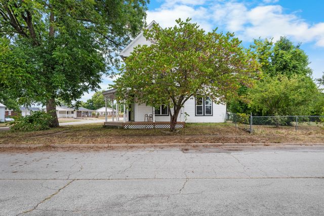 327 E Chestnut Street, Bolivar, MO 65613