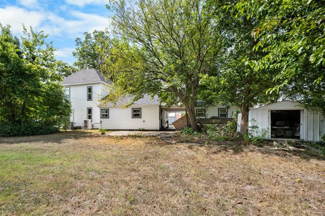 327 E Chestnut Street, Bolivar, MO 65613