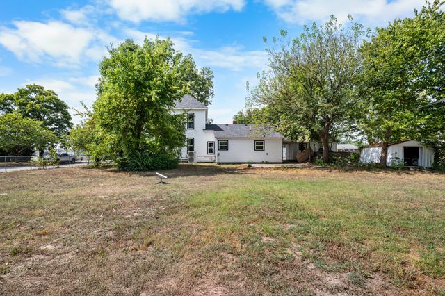 327 E Chestnut Street, Bolivar, MO 65613
