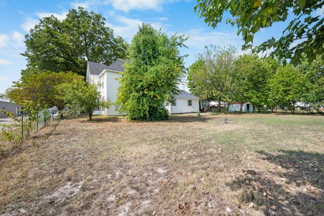 327 E Chestnut Street, Bolivar, MO 65613