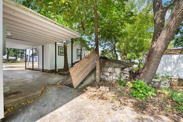 327 E Chestnut Street, Bolivar, MO 65613