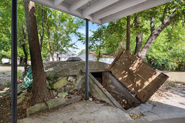 327 E Chestnut Street, Bolivar, MO 65613