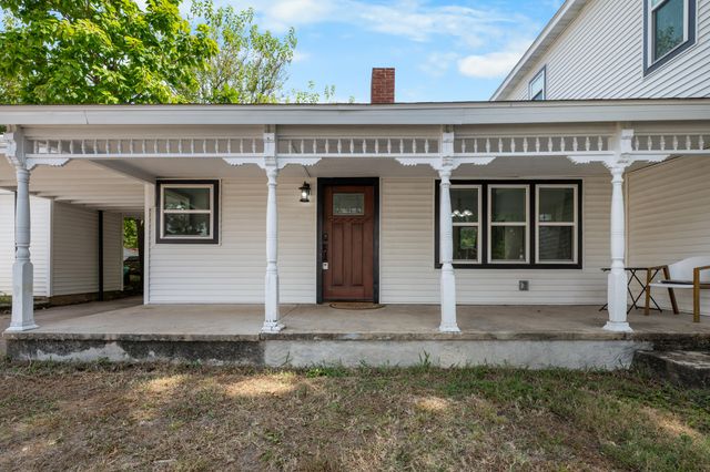 327 E Chestnut Street, Bolivar, MO 65613