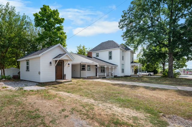 327 E Chestnut Street, Bolivar, MO 65613