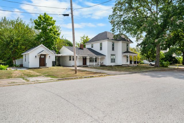 327 E Chestnut Street, Bolivar, MO 65613