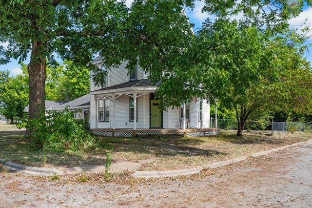 327 E Chestnut Street, Bolivar, MO 65613