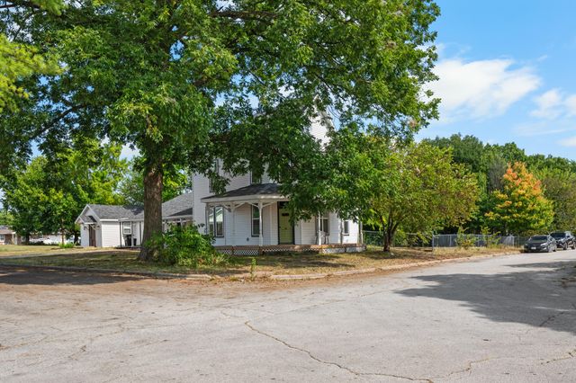 327 E Chestnut Street, Bolivar, MO 65613