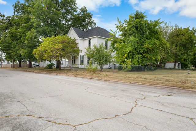 327 E Chestnut Street, Bolivar, MO 65613