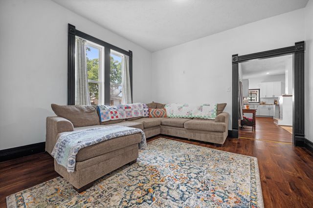 327 E Chestnut Street, Bolivar, MO 65613