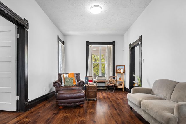 327 E Chestnut Street, Bolivar, MO 65613