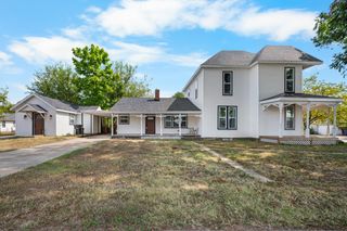 327 E Chestnut Street, Bolivar, MO 65613