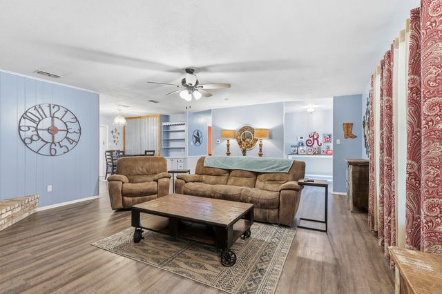 220 Eitelman Ln, Longview, TX 75605