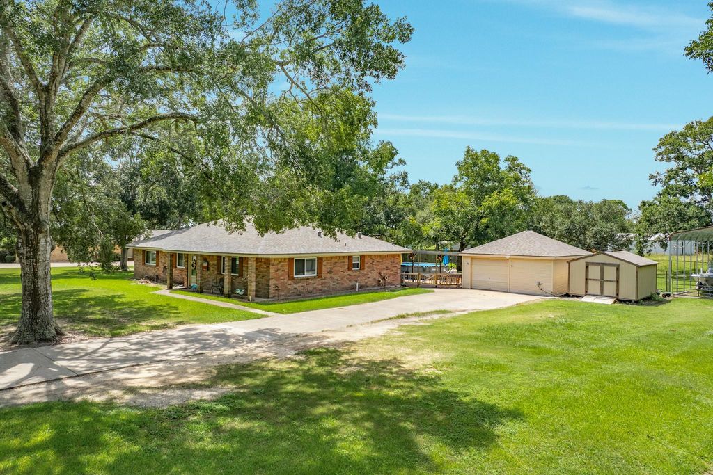2218 Avenue L, Danbury, TX 77534