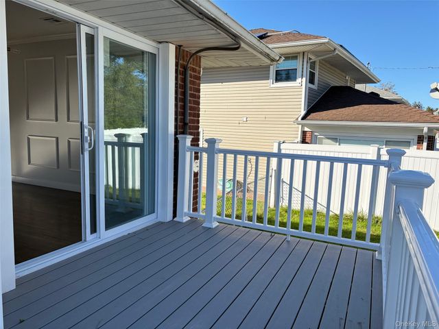 8 Spector Lane, Plainview, NY 11803