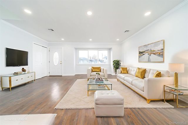 8 Spector Lane, Plainview, NY 11803