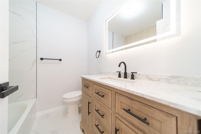 8 Spector Lane, Plainview, NY 11803