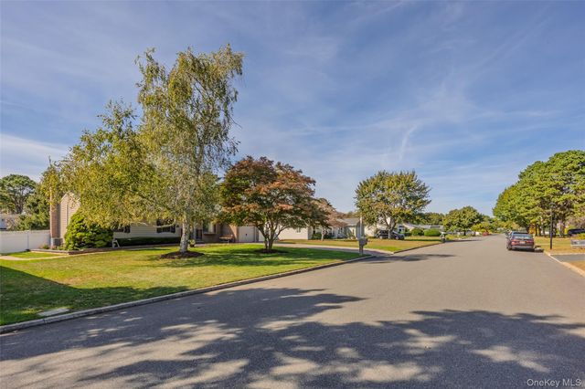 4 Lisa Court, Medford, NY 11763