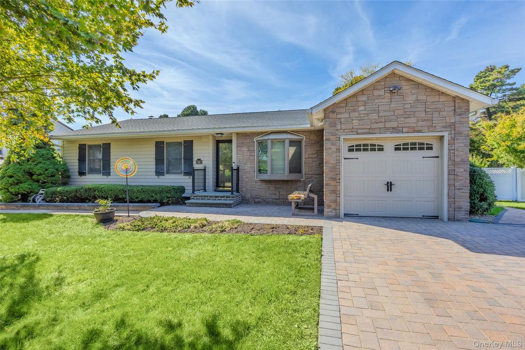 4 Lisa Court, Medford, NY 11763