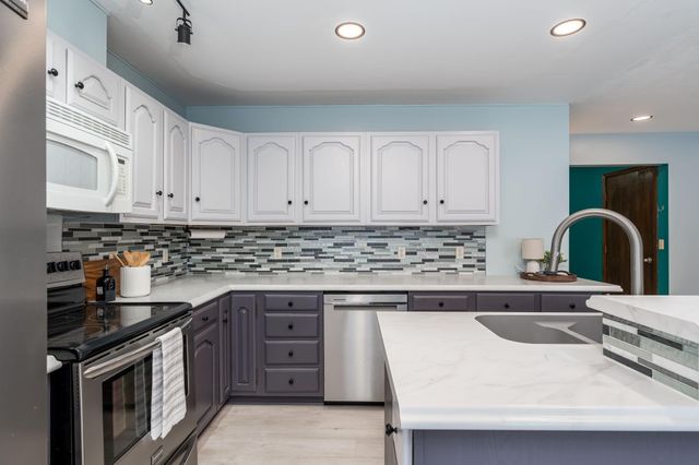 1607 Pleasant View Drive, North Mankato, MN 56003