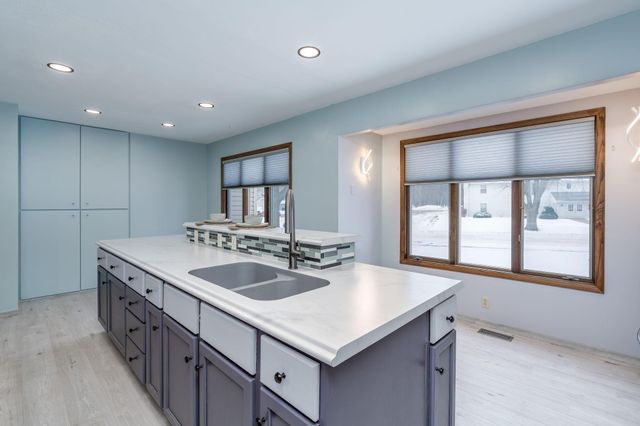 1607 Pleasant View Drive, North Mankato, MN 56003