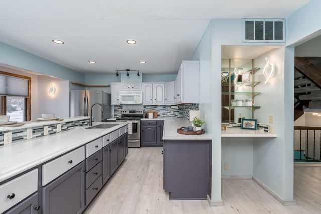 1607 Pleasant View Drive, North Mankato, MN 56003