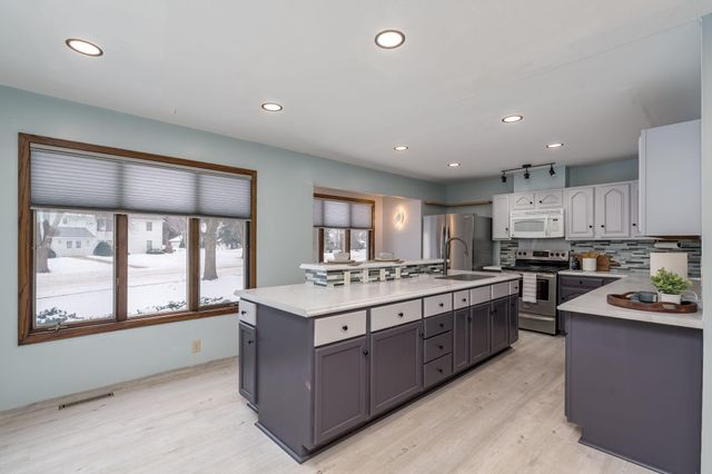 1607 Pleasant View Drive, North Mankato, MN 56003