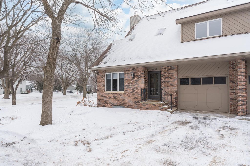 1607 Pleasant View Drive, North Mankato, MN 56003