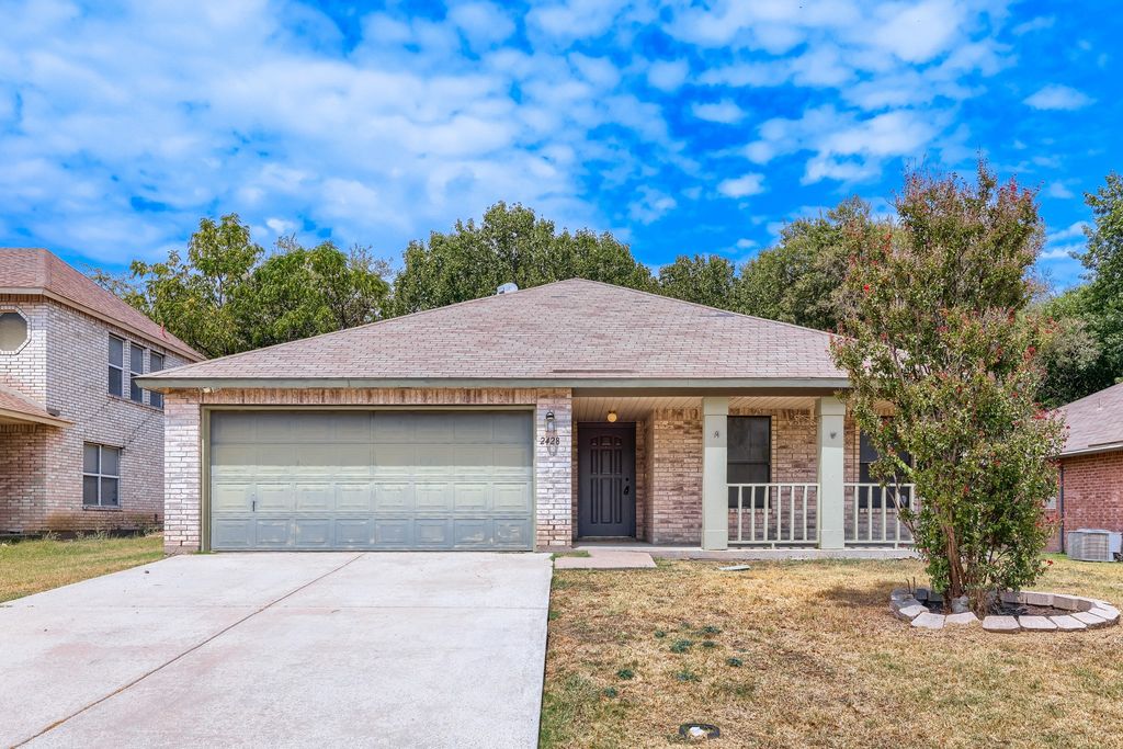 2428 Winford Drive, Grand Prairie, TX 75052 — exterior