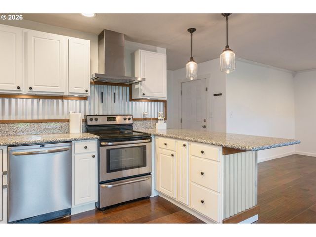 246 S 70TH St, Springfield, OR 97478