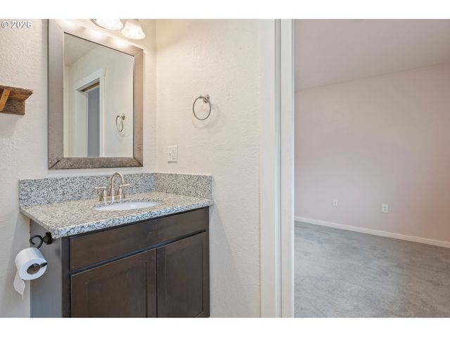 246 S 70TH St, Springfield, OR 97478