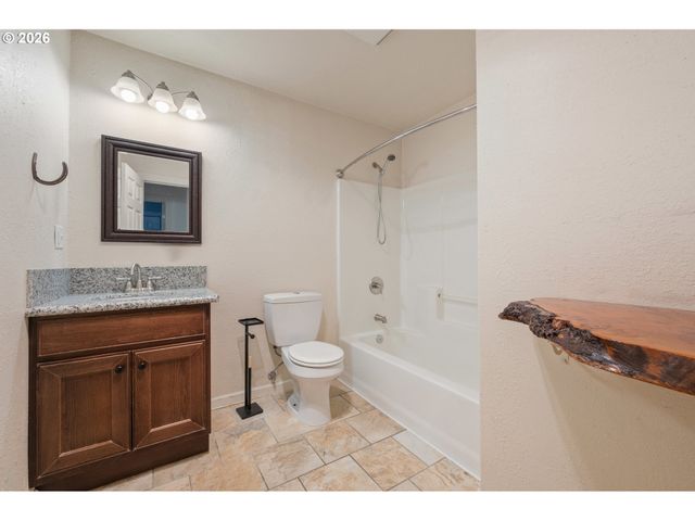 246 S 70TH St, Springfield, OR 97478