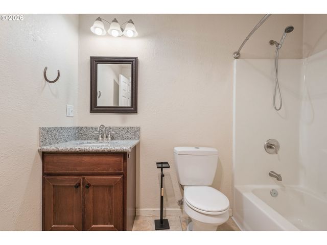 246 S 70TH St, Springfield, OR 97478