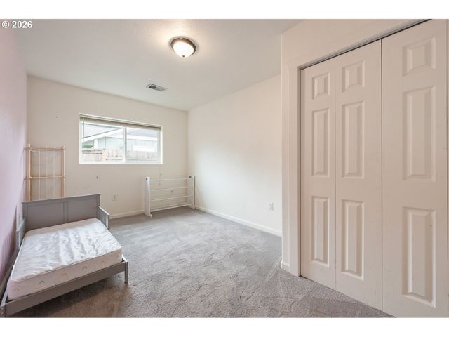 246 S 70TH St, Springfield, OR 97478