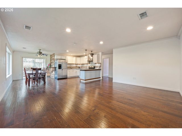 246 S 70TH St, Springfield, OR 97478