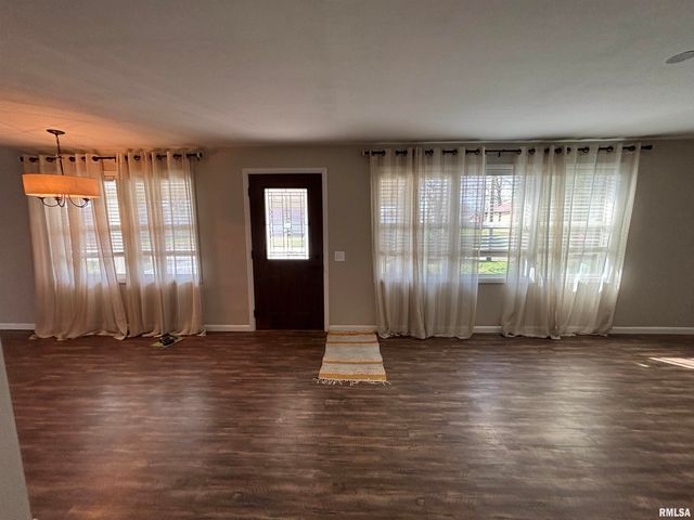 1025 W Rich Street, Taylorville, IL 62568