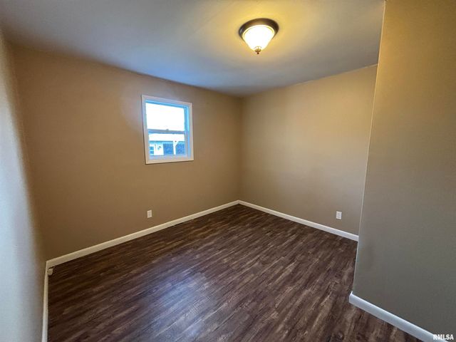 1025 W Rich Street, Taylorville, IL 62568