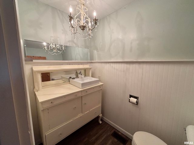 1025 W Rich Street, Taylorville, IL 62568