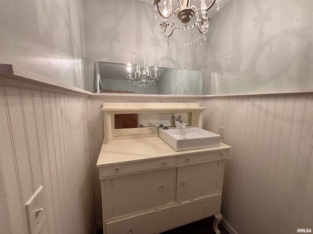 1025 W Rich Street, Taylorville, IL 62568