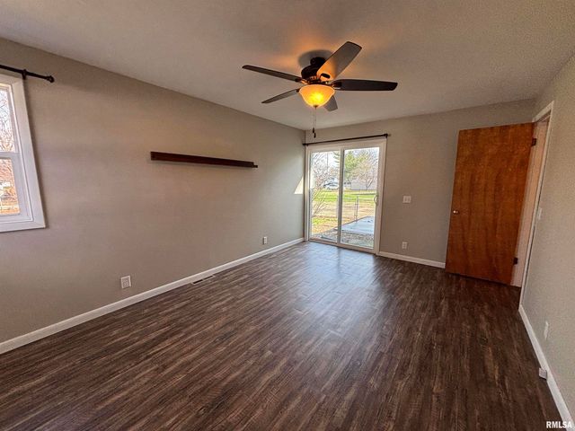 1025 W Rich Street, Taylorville, IL 62568