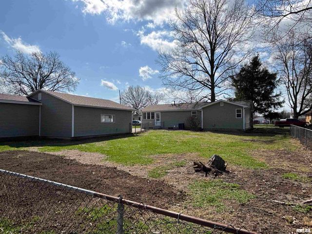1025 W Rich Street, Taylorville, IL 62568