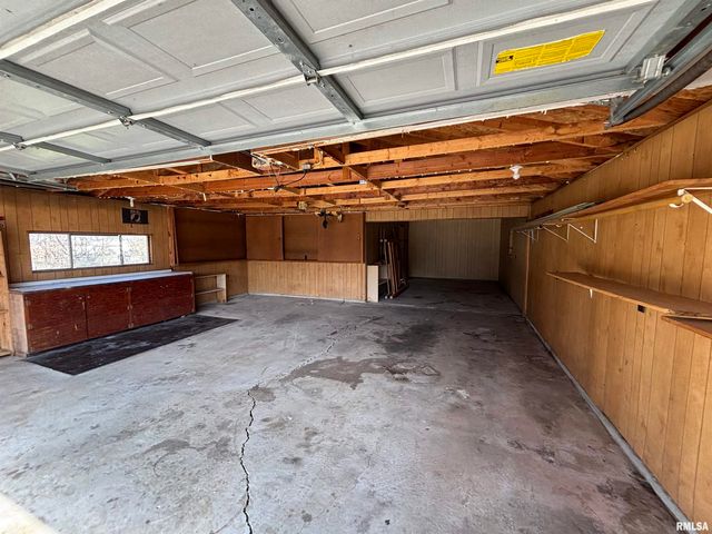 1025 W Rich Street, Taylorville, IL 62568