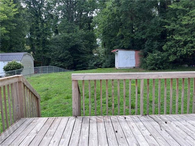 15 Hawthorne Lane, Lexington, NC 27295