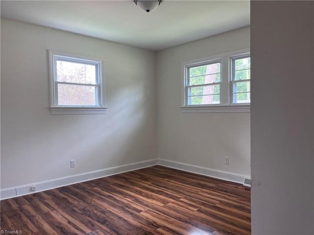 15 Hawthorne Lane, Lexington, NC 27295