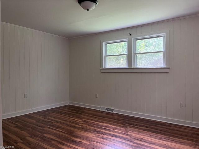15 Hawthorne Lane, Lexington, NC 27295