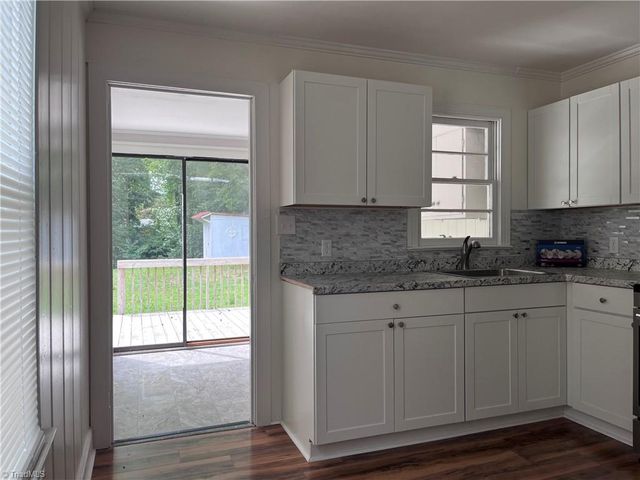 15 Hawthorne Lane, Lexington, NC 27295