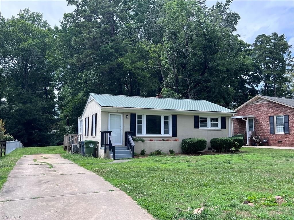 15 Hawthorne Lane, Lexington, NC 27295