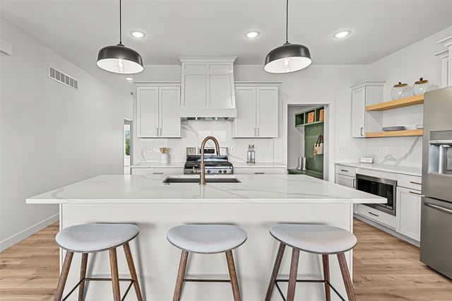 801 Crestview Drive, Solon, IA 52333