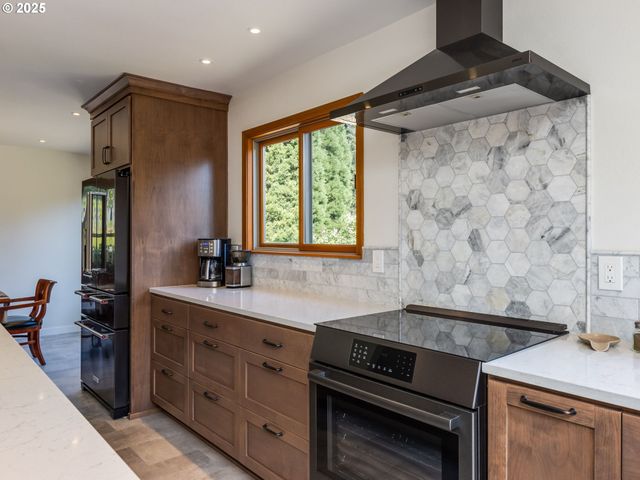 12720 S CARUS Rd, Oregon City, OR 97045